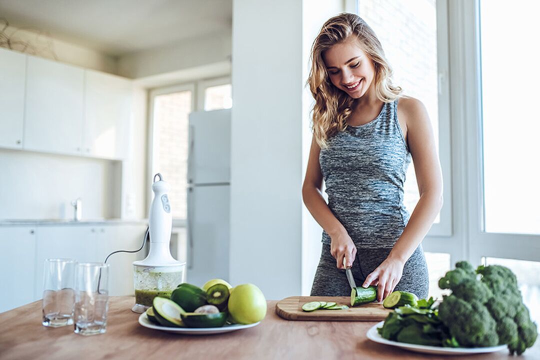 La niña prepara una dieta saludable después de calcular la ingesta diaria de calorías. 